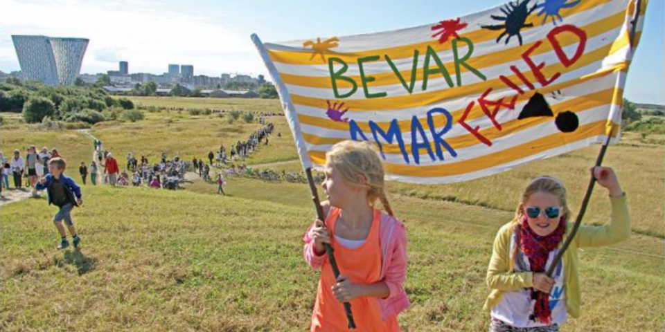 Børn med banner "Bevar amager fælled"