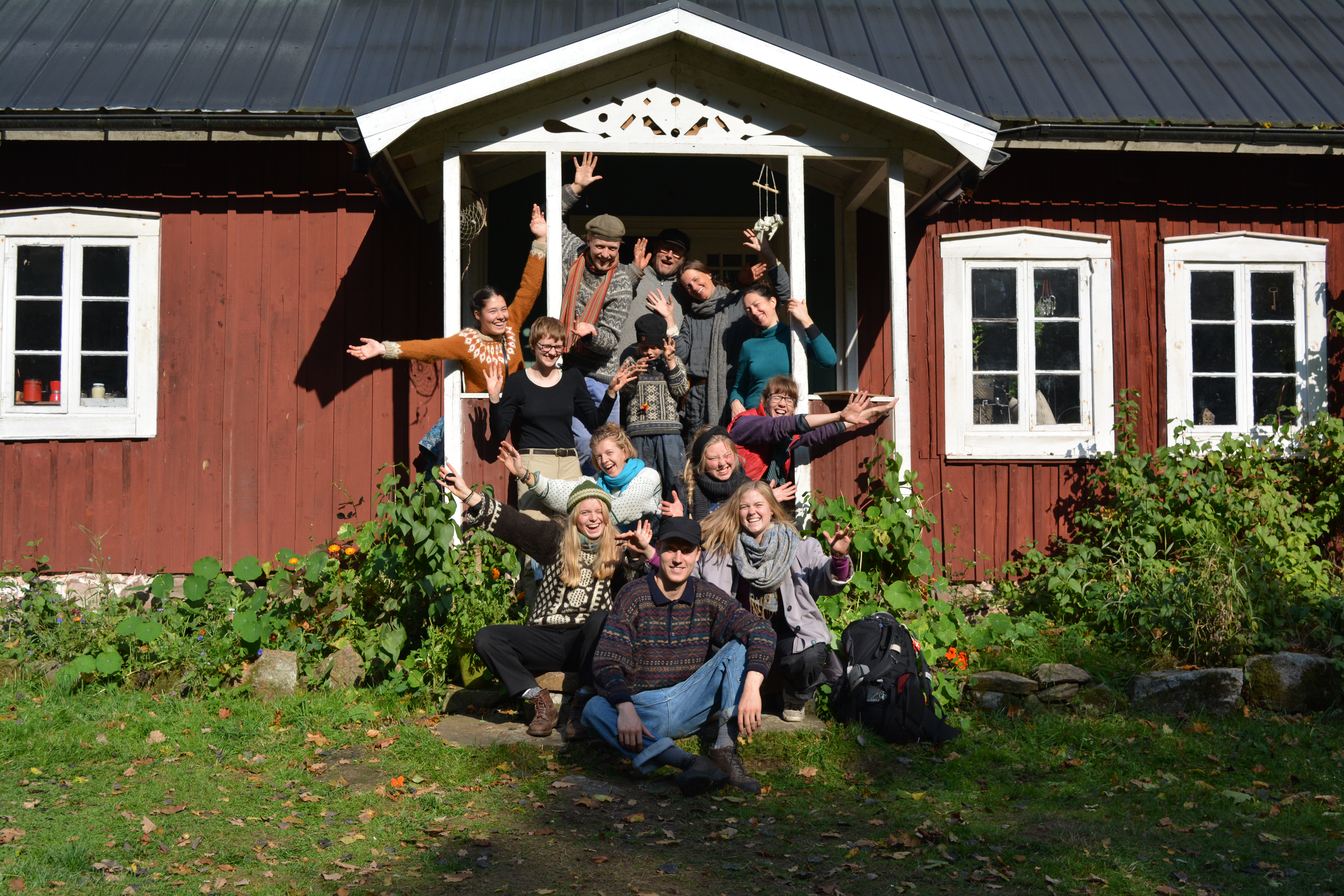 Unge glade mennesker i svensk hytte